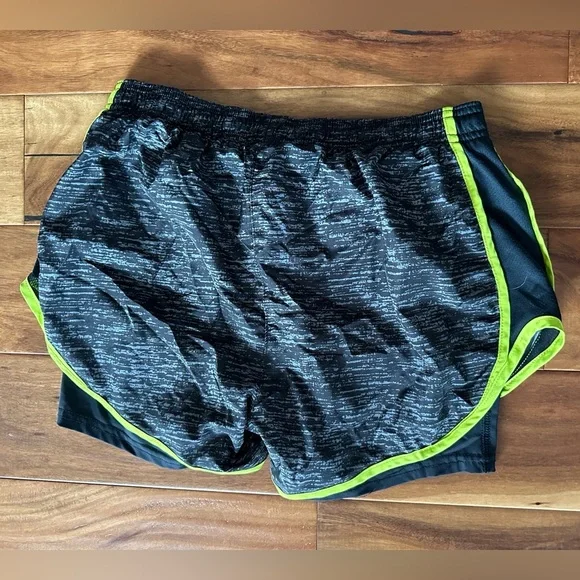 Umbro Black and Green Running Shorts size Medium - Picture 2 of 3